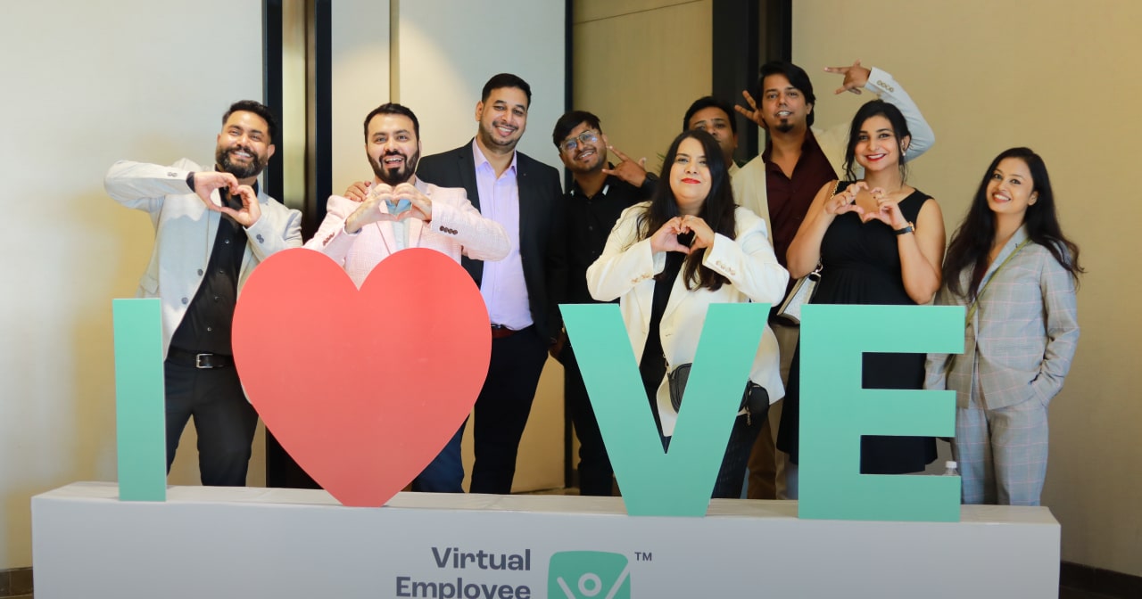 Virtual Employee showing Love